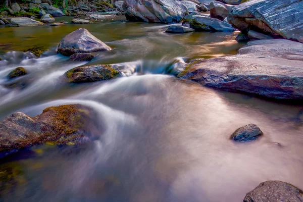 山で岩の上を流れる川 — ストック写真