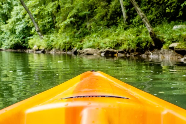 Vista desde el kayak hacia el río de montaña aguas rápidas —  Fotos de Stock