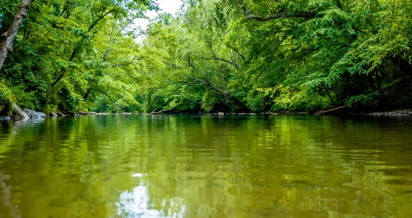 Vista desde el kayak hacia el río de montaña aguas rápidas — Foto de Stock