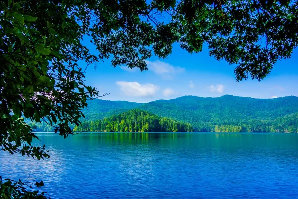 Lago paisagem santeetlah em grandes montanhas fumegantes — Fotografia de Stock