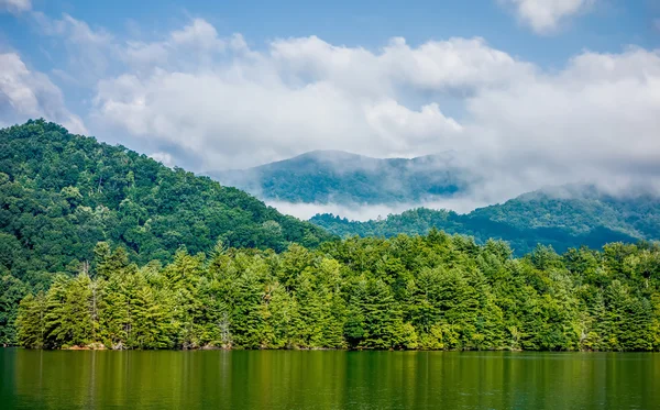 Lago Santeetlah paisaje en grandes montañas humeantes —  Fotos de Stock