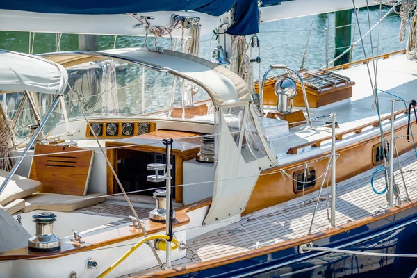 Både og fiskerbåde i havnen marinaen - Stock-foto