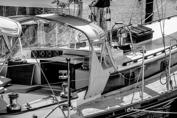 Bateaux et bateaux de pêche dans la marina du port — Photo