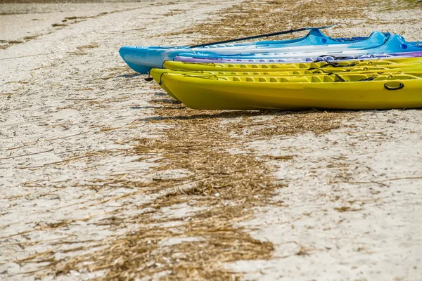 Conjunto de kayaks que yacen en la playa de arena en el día soleado —  Fotos de Stock