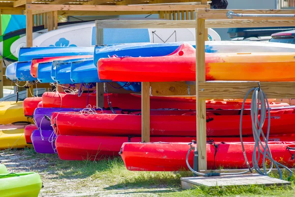 Conjunto de kayaks que yacen en la playa de arena en el día soleado —  Fotos de Stock