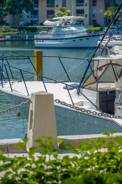Лодки, припаркованные в гавани пристани — стоковое фото
