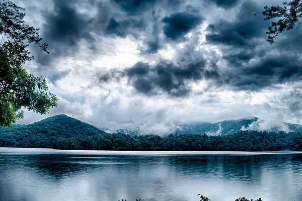 Lago santeetlah en grandes montañas humeantes — Foto de Stock