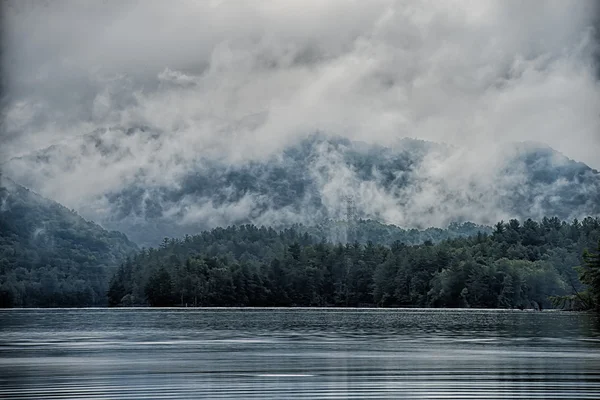 Lago santeetlah en grandes montañas humeantes — Foto de Stock
