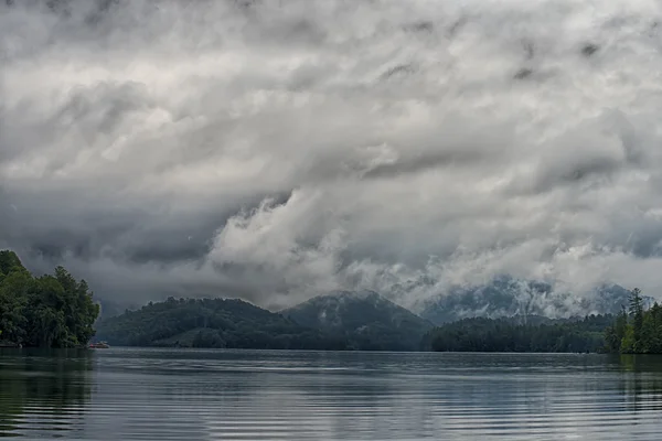 Lago santeetlah in grandi montagne fumose — Foto Stock