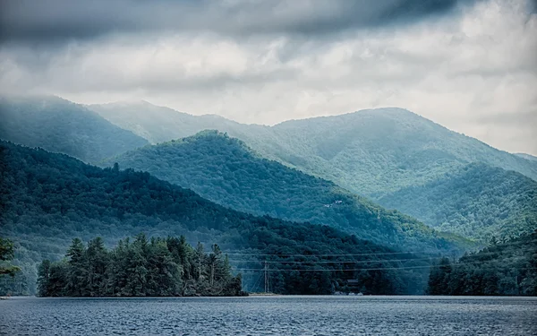 Lago santeetlah en grandes montañas humeantes —  Fotos de Stock