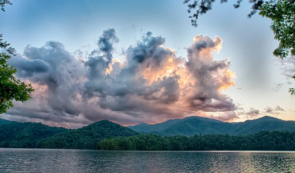 Lago santeetlah en grandes montañas humeantes — Foto de Stock