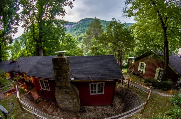 Rustieke oude hut in de bergen — Stockfoto