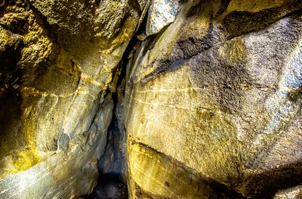 Scény v blízkosti komína rocku a jezero láká v blue ridge hory n — Stock fotografie