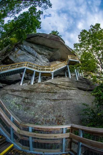 Sceny w pobliżu komin rock i jezioro przynęty w blue ridge mountains n — Zdjęcie stockowe