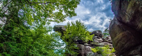 Scény v blízkosti komína rocku a jezero láká v blue ridge hory n — Stock fotografie