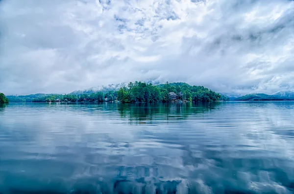 Nube sobre las montañas en el lago santeetlah carolina norte — Foto de Stock