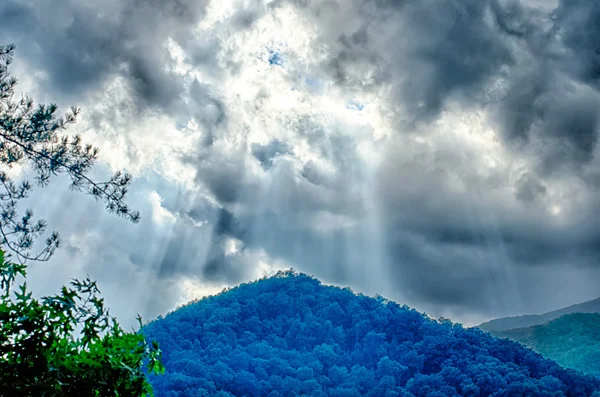 Nuage sur les montagnes sur le lac santeetlah nord carolina — Photo