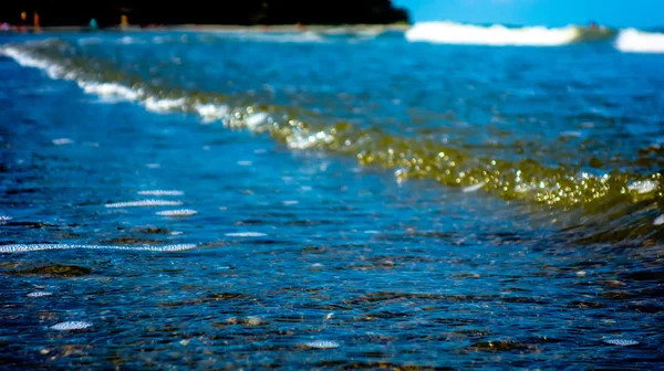 Agua espuma olas océano día soleado luz — Foto de Stock