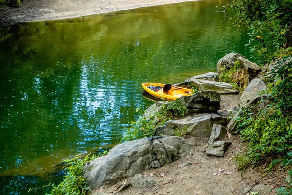 Amplio flujo de agua del río a través de montañas de cresta azul —  Fotos de Stock