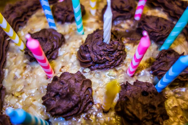 Iluminación velas de colores en pastel de cumpleaños —  Fotos de Stock