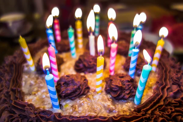 Osvětlení barevné svíčky na narozeninový dort — Stock fotografie