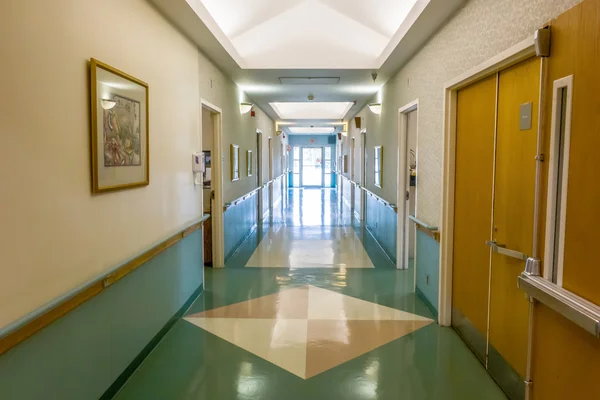 Corredor hospitalar arquitetura de interiores e acabamentos em corredor — Fotografia de Stock