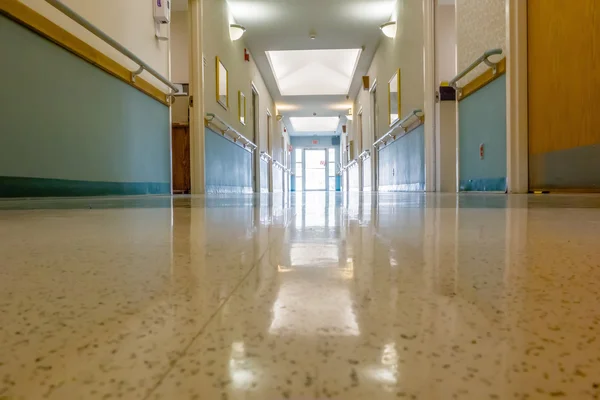 Hospital hallway interior architecture and finishes in corridor — Stock Photo, Image