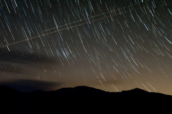 Notte stellata con sentieri stellati sul lago santeetlah e grande smo — Foto Stock