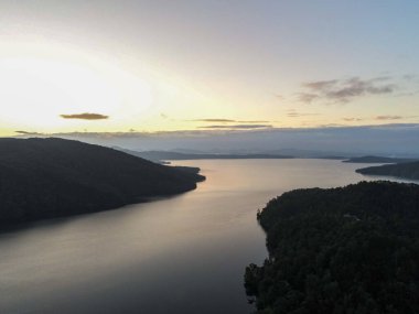 Jocassee Gölü 'nün güzel manzarası Güney Carolina 
