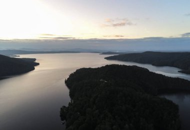 Jocassee Gölü 'nün güzel manzarası Güney Carolina 