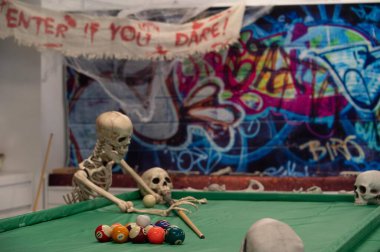 Bilardo masasının etrafında tuhaf cadılar bayramı dekorasyonu