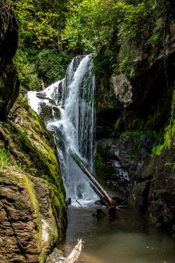 Jocassee Gölü 'nün güzel manzarası Güney Carolina 