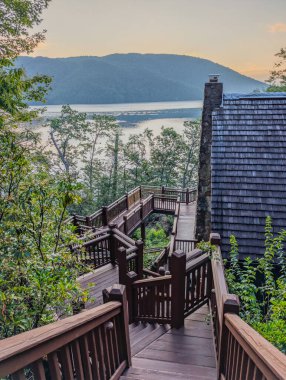 Jocassee Gölü 'nün güzel manzarası Güney Carolina 