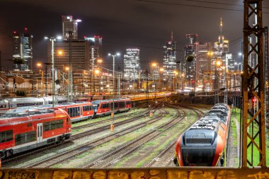 Almanya 'nın Frankfurt kentindeki ana tren istasyonunda Deutsche Bahn DB' nin yüksek hızlı trenleri