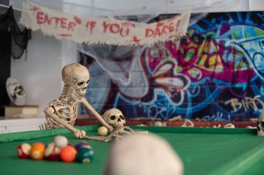 Bilardo masasının etrafında tuhaf cadılar bayramı dekorasyonu