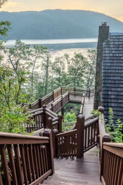 Jocassee Gölü 'nün güzel manzarası Güney Carolina 