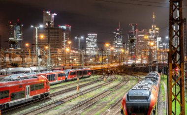 Almanya 'nın Frankfurt kentindeki ana tren istasyonunda Deutsche Bahn DB' nin yüksek hızlı trenleri
