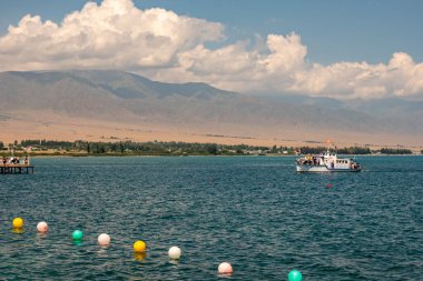 Kırgızistan 'daki issyk kul gölü çevresindeki güzel doğa