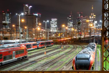 Almanya 'nın Frankfurt kentindeki ana tren istasyonunda Deutsche Bahn DB' nin yüksek hızlı trenleri