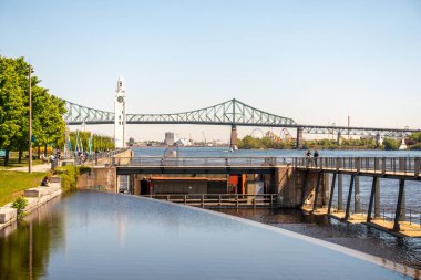  Güneşli havalarda Montreal 'in eski limanında dönme dolap inşa edildi.