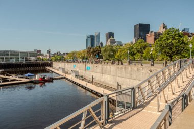 Montreal şehir manzarası panorama kentsel yapılar ile günü Nehri üzerinde