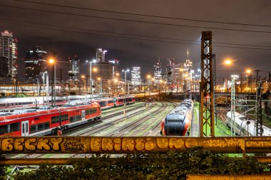 Almanya 'nın Frankfurt kentindeki ana tren istasyonunda Deutsche Bahn DB' nin yüksek hızlı trenleri