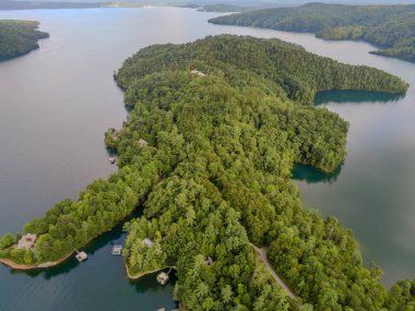 Jocassee Gölü 'nün güzel manzarası Güney Carolina 