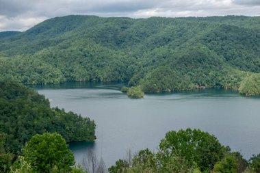 Jocassee Gölü 'nün güzel manzarası Güney Carolina 