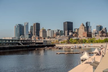 Montreal şehir manzarası panorama kentsel yapılar ile günü Nehri üzerinde
