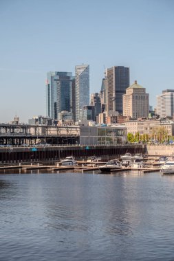 Montreal şehir manzarası panorama kentsel yapılar ile günü Nehri üzerinde