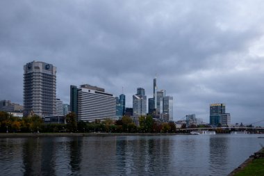 alacakaranlıkta, Almanya frankfurt am main siluetinin güzel manzara