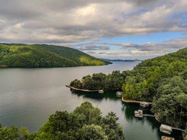 Jocassee Gölü 'nün güzel manzarası Güney Carolina 
