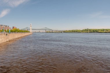 Güneşli havalarda Montreal 'in eski limanında dönme dolap inşa edildi.
