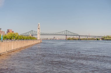  Güneşli havalarda Montreal 'in eski limanında dönme dolap inşa edildi.